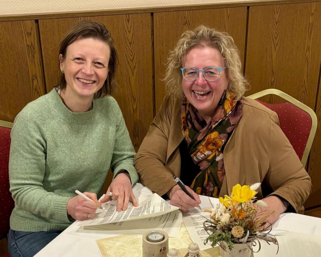 Dr. Marlen v. Wolffersdorff und Sabine Marz unterzeichnen den Vertrag für den Revolution Train 2026